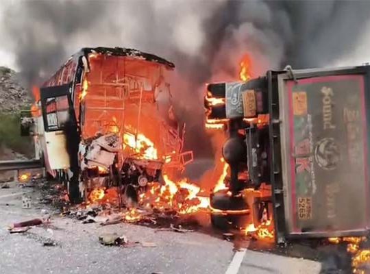 Horrific Road Accident in Andhra Pradesh: Bus Collides with Gravel-Laden Truck; 13 Passengers Burn to Death