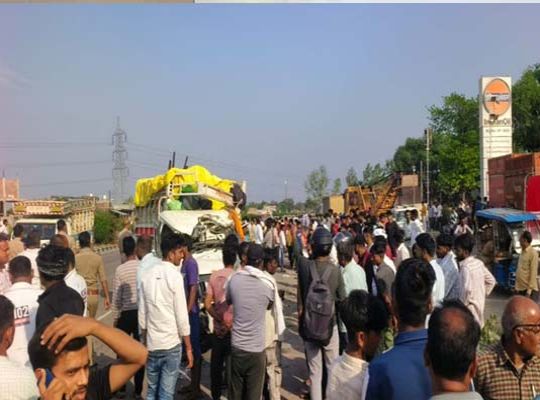 Horrific Road Accident on Kanpur-Prayagraj Highway: Pickup Carrying Devotees Returning from 'Mundan' Ceremony at Sangam Collides with Trailer; 8 Dead
