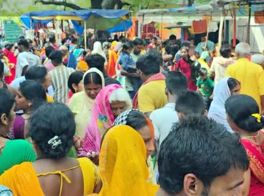 Tragic accident in Nalanda, Bihar: A stampede broke out amid a large crowd at the Sheetla Mata Temple! Eight devotees died, several were injured.
