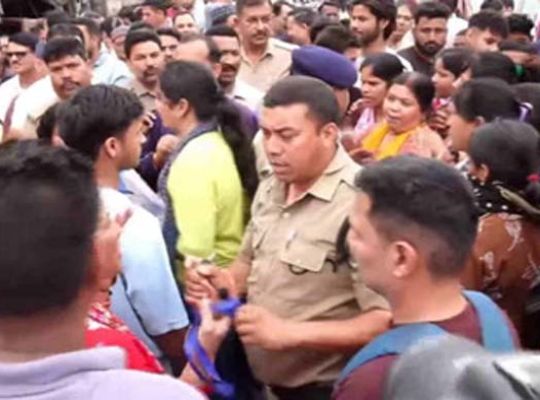 Uttarakhand: Amid reports of an LPG crisis, chaos erupts in Dehradun! Residents, enraged by the lack of gas cylinders, block the Shimla bypass.