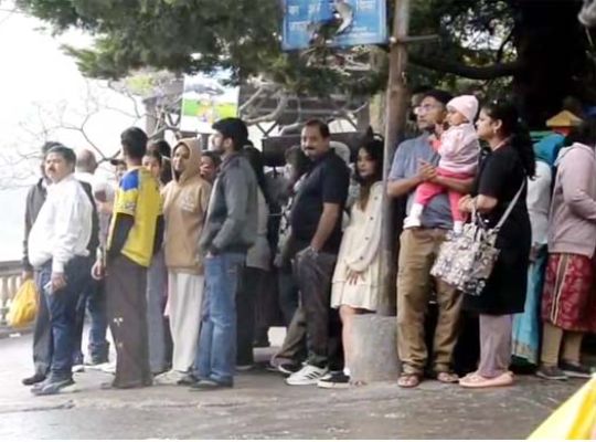 Nainital witnessed a deluge of tourists over the weekend! Cool breezes and light rain added to the charm, boosting the tourism business.