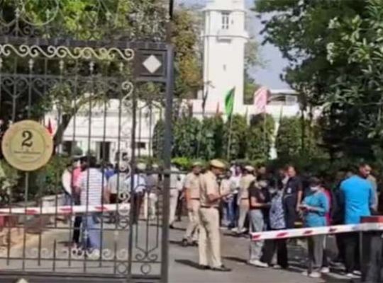 Sensational security lapse in Delhi: Unidentified car breaks through barrier at Vidhan Sabha's VIP gate, entire complex under tight siege