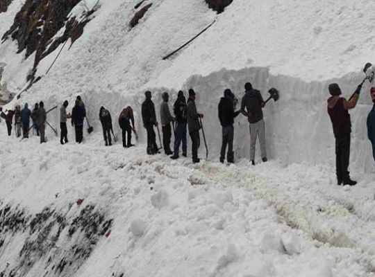 Work in 'Mission Mode' on Kedarnath Trekking Route: 80 Percent of Snow Cleared; Workers Toil Under the Shadow of Glaciers, Under the Watch of Security Forces.