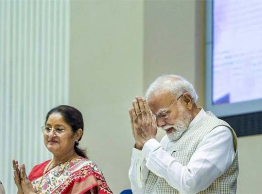 A tribute to women's power or a political tribute? The Modi government, in the name of reservation, played the trick of increasing the number of Lok Sabha seats to 850, and the media applauded.