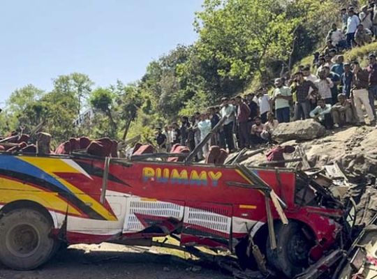 Tragic accident in Udhampur: Driver loses control at a blind turn! Bus plunges into a ditch in the blink of an eye, killing 20 passengers.