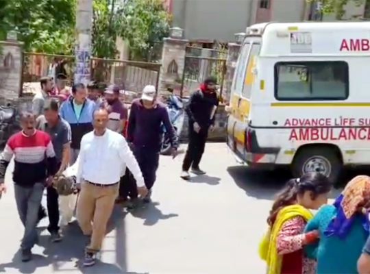 Tragic accident in Nainital: A daily wage worker who went to extinguish a forest fire fell from a hill and died! The Forest Department has been accused of serious negligence, and angry people created a ruckus at the hospital.