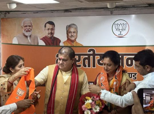 A major political upheaval in Uttarakhand: Several Congress leaders joined the BJP in the presence of Mahendra Bhatt! Several leaders, including former Rudrapur Municipal Council President Meena Sharma, have switched sides.