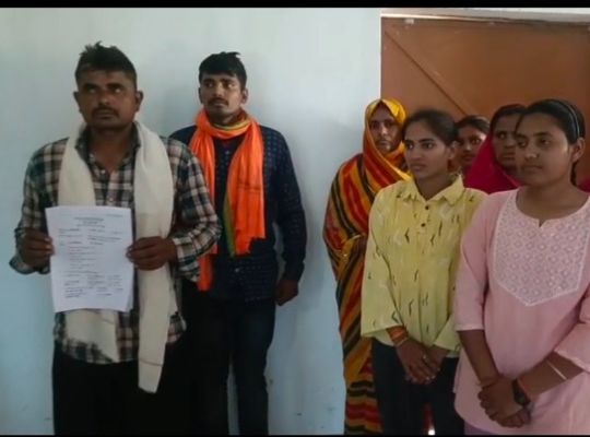 In Ayodhya, police and administration are facing brutality: A poor family was brutalized! After a violent assault, their home was destroyed and vehicles were vandalized! The victim's family will stage a sit-in protest demanding justice.