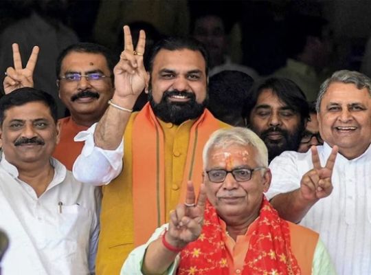A grand platform of power and strategy at Gandhi Maidan in Patna: Crowds gathered for the swearing-in ceremony of the Samrat Chaudhary cabinet; the NDA, with its young and experienced faces, conveyed a message of new political equations.