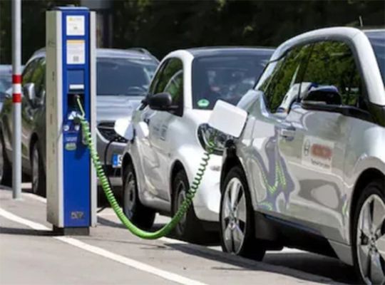 Big news: The Dhami government has a major masterplan for fuel efficiency in Uttarakhand! A new EV policy will be implemented soon! Discussions on online classes and working from home are intensifying.