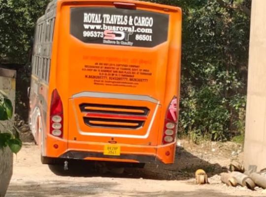 Another shocking incident in the capital: A moving bus in Nangloi became a hotbed of brutality! A woman was gang-raped and thrown onto the street; police arrested both perpetrators.