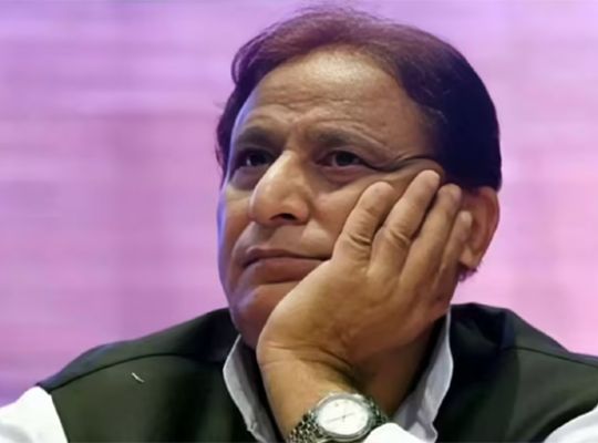 Big news: Azam Khan's 2019 election campaign statement has added to his troubles! Court verdict: Two-year sentence for making officer clean his shoes