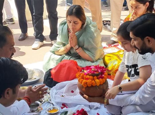 Uttarakhand: A tearful farewell to Pratik Yadav on the banks of the Ganges in Haridwar! The ashes were immersed with full rituals, leaving Aparna Yadav emotional.