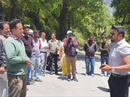 The administration takes major action on the Nainital-Kaladhungi road! Illegal stalls and kiosks removed, and a special monitoring committee will be formed.