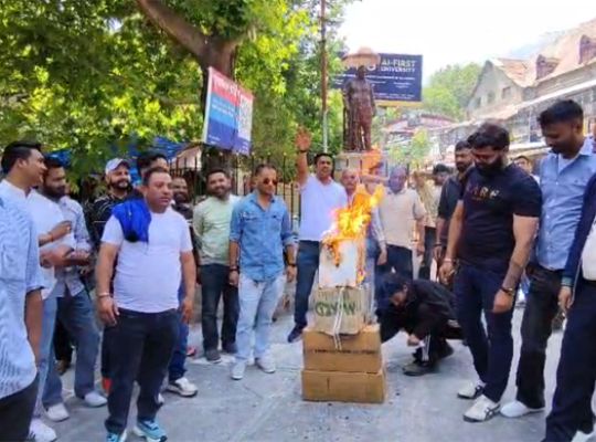 Nainital: Congress protests against inflation, burning effigies of the central government over rising prices of petrol, diesel, and cooking gas.