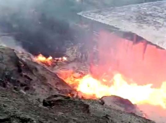 Havoc in Uttarkashi: Massive Fire Erupts at Pirul Plant in Early Hours; Flames Soar into the Sky as Fire Department Narrowly Averts Major Disaster.