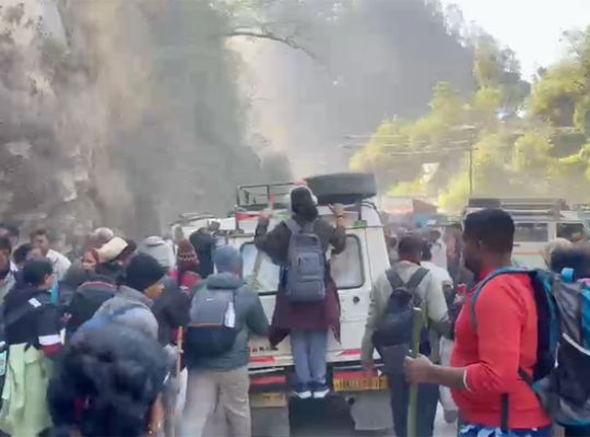 Chaos is rife on the Kedarnath Yatra route: Passengers are unable to find vehicles in Sonprayag! The jostling and chaos for boarding the shuttle service has raised concerns.