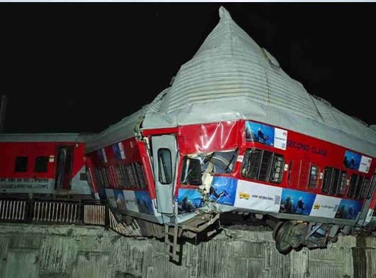 Major Rail Disaster Averted in Rishikesh: 3 Coaches and Engine of Ujjaini Express Derail Near Yog Nagari Station; Khand Village Rocked by Loud Bang