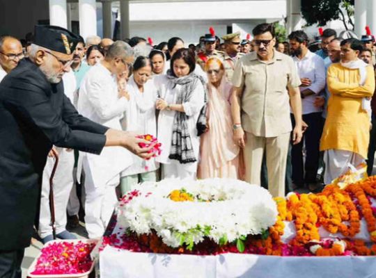 Uttarakhand: Amid chants of "Long Live BC Khanduri," the army and police provided a guard of honor.