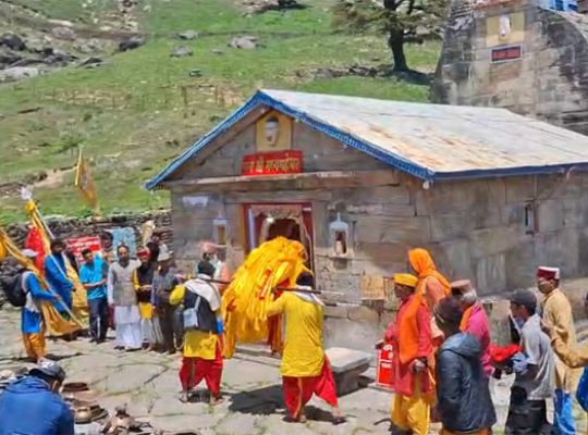 A wonderful display of devotion in Rudraprayag: The doors of Baba Madhyamaheshwar Dham opened at an auspicious time, following rituals and Vedic traditions! A sea of ​​devotees gathered for darshan.
