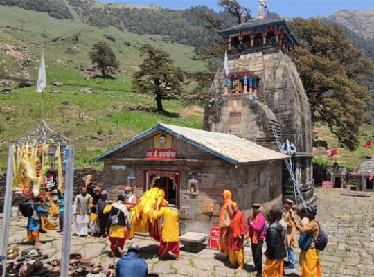 Har Har Mahadev: Baba's palanquin arrived at the shrine with the invitation of the conch shell! The doors of Madmaheshwar Dham opened with Vedic rituals, and a huge crowd gathered to see the God of Justice.