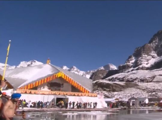 Faith: The doors of Shri Hemkund Sahib opened amid cheers! A surge of devotion poured in, with over 3,000 devotees paying obeisance.