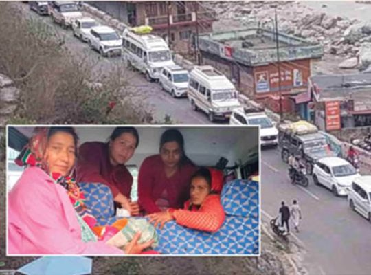 Traffic jams during the Chardham Yatra in Uttarakhand have exacerbated the difficulties! A pregnant woman in labor was stranded for hours and had to undergo a safe delivery on the road.