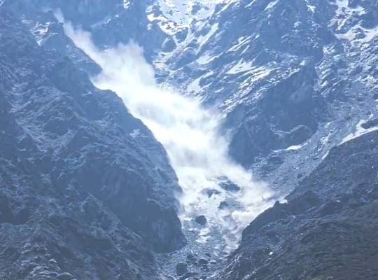 Massive Glacier Breaks Off into Kanchan Ganga Near Badrinath Dham; No Damage Reported, Administration on Alert; Snow Melting in the Mountains Due to Intense Sunlight.