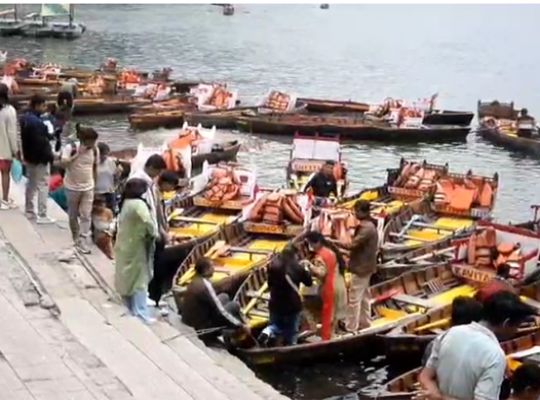 Tourists are flocking to the mountains to escape the heat of the plains! Crowds throng the cool valleys of Nainital, and the lake city is buzzing with exciting activities.