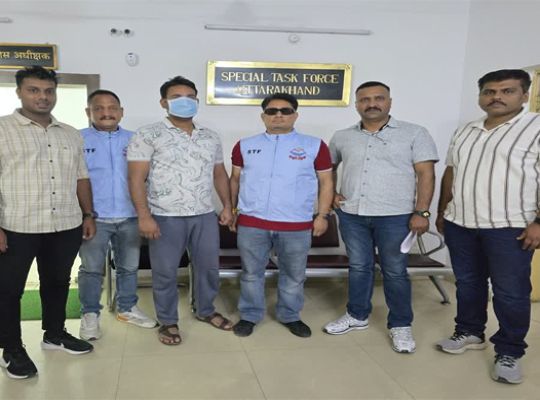 Uttarakhand: High-profile sextortion racket exposed! Gang leader arrested in Dehradun; posing as narcotics officer, blackmailed wealthy businessmen and extorted crores of rupees.