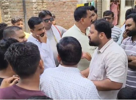 Uttarakhand: Public anger erupts in Rudrapur over smart meters! A large crowd gathered as soon as the UPCL team arrived, and the police had to be called.