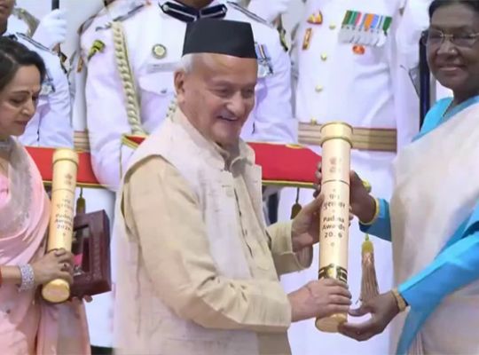 A grand platform of pride was set up at Rashtrapati Bhavan: 131 personalities from the worlds of art, literature, sports, and science were honored with Padma Awards! Dharmendra was posthumously awarded the highest civilian honor.