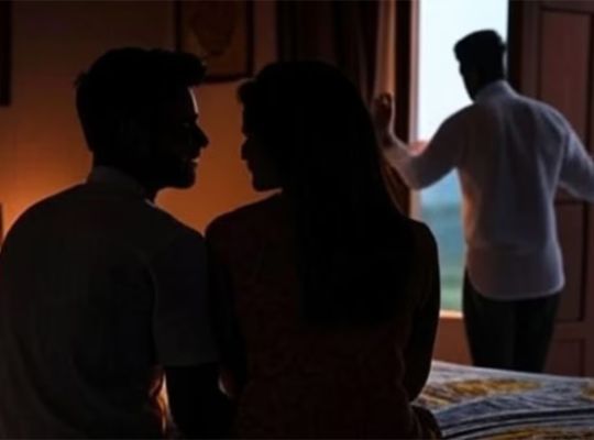  Horrifying: Pooja, deeply in love with her lover Firoz, tied her husband Lalji Gautam to a cot and burned him alive! For two years, the deceitful act of posing as a "brother-in-law" continued in the household.