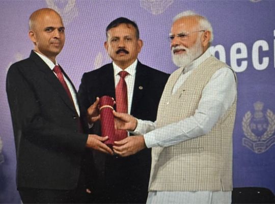  Major achievement: RI Ramesh Chandra Gairola posted in Almora Police received the 'President's Medal for Outstanding Service' from Prime Minister Modi.