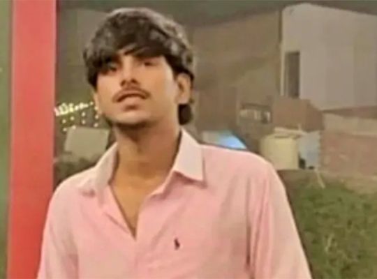The Ghaziabad murder sparked public outrage: Crowds gathered as the body of 17-year-old Surya Chauhan arrived home! Family members demanded strict action against the culprits, and a heavy police force was deployed in the area amid tensions.