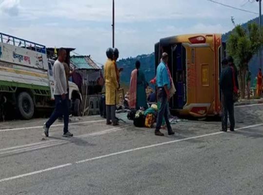 Major Disaster Averted in Tehri Garhwal: Bus Carrying Char Dham Pilgrims from Gangotri to Kedarnath Overturns; 5 Injured