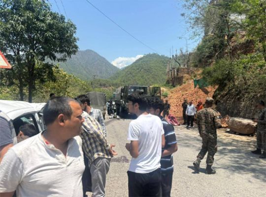 Uttarakhand: A fierce collision between an army truck and a car! Five injured, two critically.