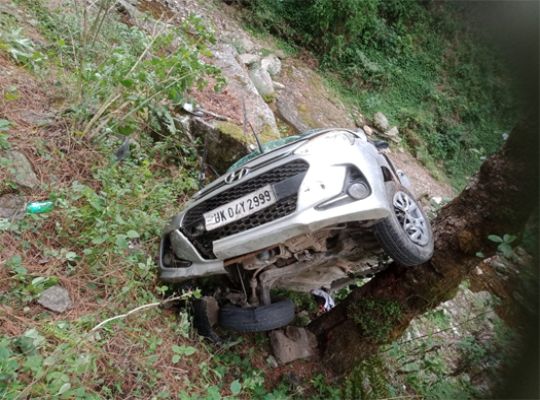 Another accident in Uttarakhand: A car broke a parapet and fell into a river in Almora, killing one and seriously injuring two.
