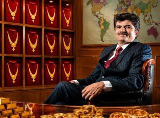 Is there a major scam behind the gold rush? A SEBI investigation has uncovered serious allegations against Rajesh Exports, sparking panic in the stock market and heightening investor concerns.