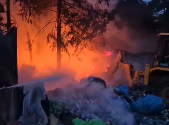 Midnight chaos in Mussoorie: Massive fire breaks out in a huge garbage pile near the IDH building; panic prevails for five hours.