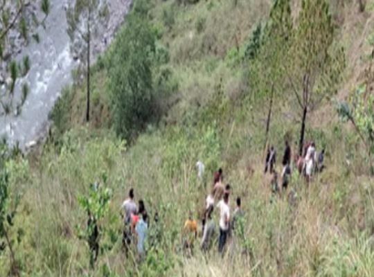 Horrific accident in Chamoli's Dewal: Taxi carrying passengers plunges into deep gorge; 4 dead, 3 critically injured.