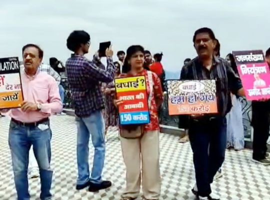 Uttarakhand: A couple has been championing the cause of population control for 32 years! They raised public awareness by walking backwards on Mussoorie's Mall Road, stating that they are still waiting for a meeting with the Prime Minister.