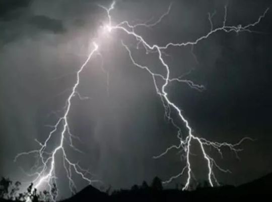 Lightning strikes in Jharkhand: 8 lives lost in 24 hours, including 3 women and 2 children.