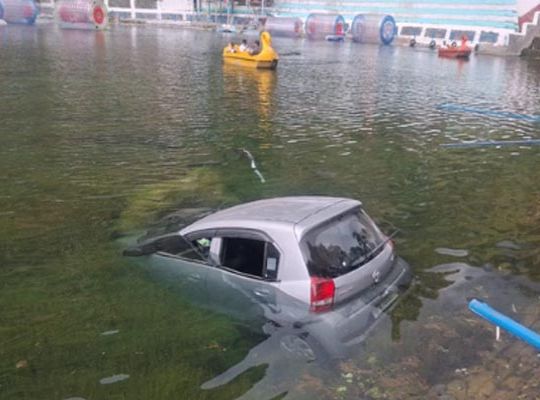 Major accident in Nainital: Car loses control and plunges into Sarita Tal Lake; local 'guardian angels' save the lives of four tourists.