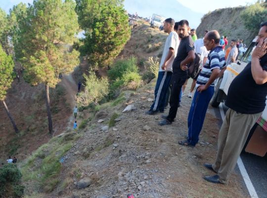 Scene of mourning in Himachal: Bolero carrying families returning from a tonsure ceremony plunges into a gorge hundreds of feet deep; seven people from the same village die tragically.