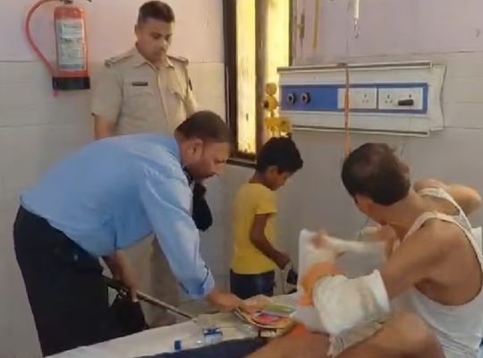 Bihar: Liquor party exposed in a government hospital! Alcohol was being consumed amidst patients in the orthopaedic ward; the stench gave the game away, and the police apprehended the accused.
