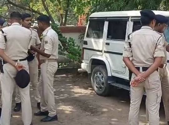 The chilling reality of an honor killing in Bihar: A daughter who entered into a love marriage became an enemy to her own family! After strangling her to death, they burned her body on the banks of the Budhi Gandak River; the sensational details came to light following the arrest of her brother.