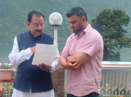 Nainital: Manoj Sah Jagati met MP Ajay Bhatt regarding the problems of Ayarpata area! MP took immediate cognizance and called the officials.