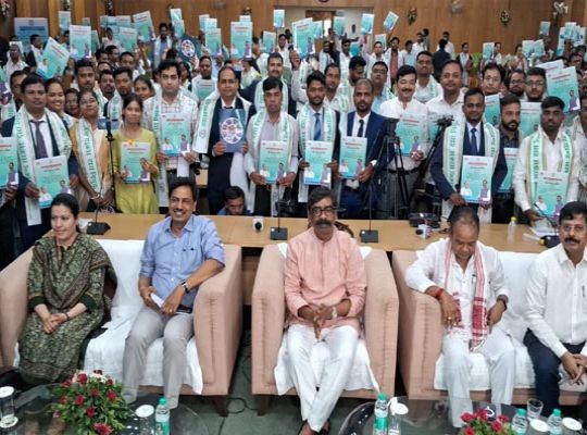 Massive recruitment in the Health Department: CM Hemant Soren distributed appointment letters to 262 youths, stating that salaries are paid from public funds and urging them to work with integrity.