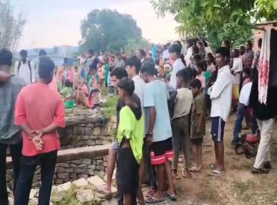 Horrifying incident in Gumla: Mother takes her own life by jumping into a well with her two young children; silence descends as bodies of three family members are found.
